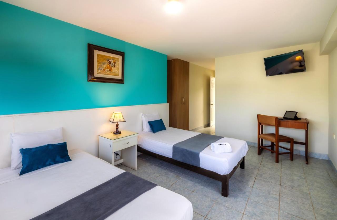 Hotel Country Trujillo Encalada Екстериор снимка