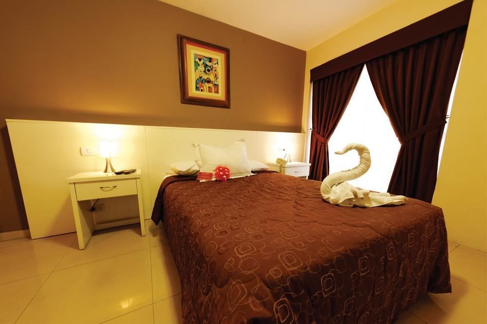 Hotel Country Trujillo Encalada Екстериор снимка
