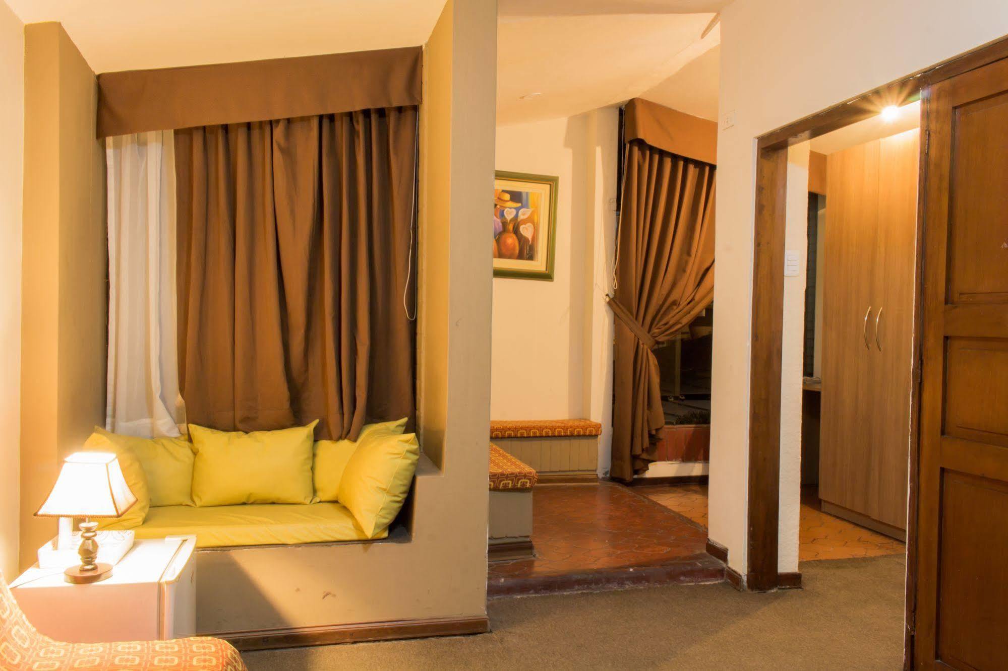 Hotel Country Trujillo Encalada Екстериор снимка