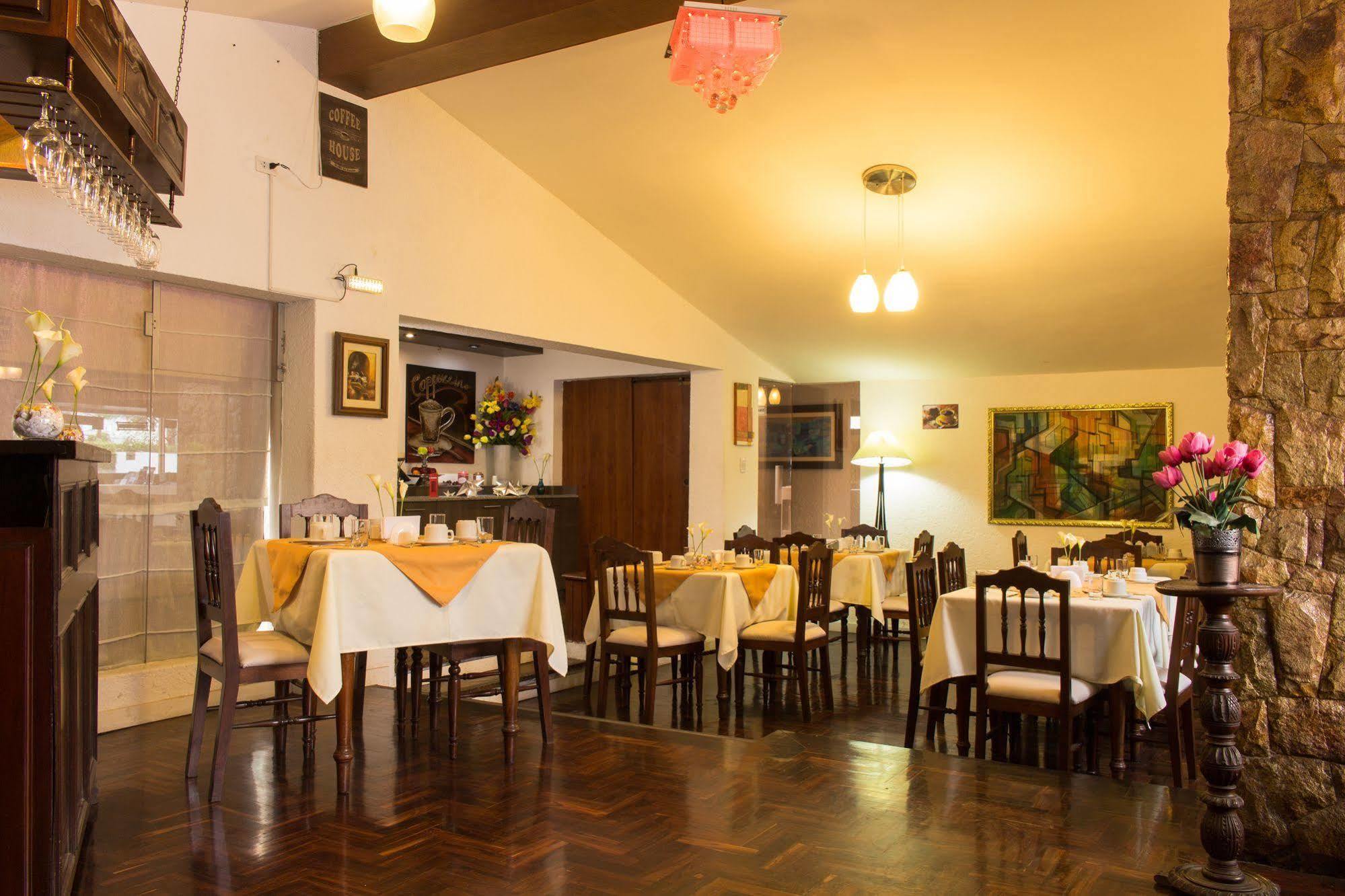 Hotel Country Trujillo Encalada Екстериор снимка